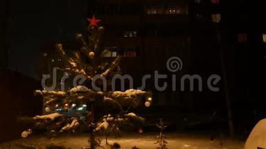 夜晚，一棵装饰好的圣诞树矗立在街道上，降下一场雪，头顶上是一颗红星